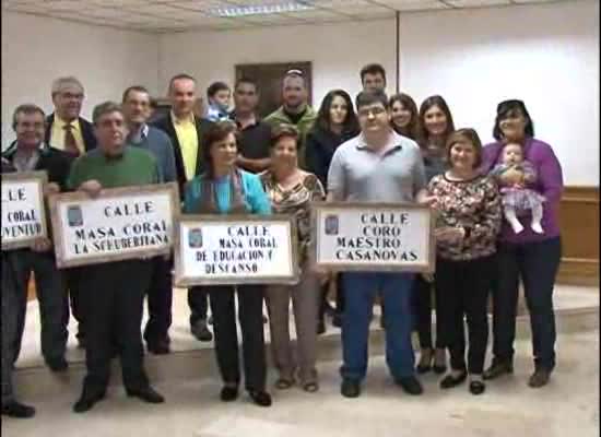 Acto de entrega de las placas con nuevas calles a los coros  históricos de Torrevieja, Raúl Ferrández y Luis Cook